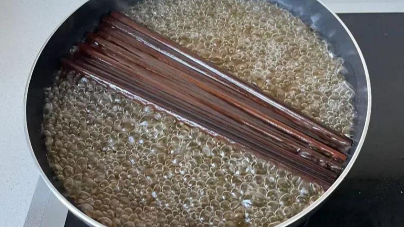 Cho đũa tre vào nồi nước sôi luộc khoảng 15 phút