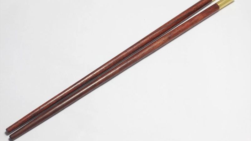 Đũa gỗ là sự lựa chọn phổ biến cho nhiều gia đình bởi vẻ đẹp tự nhiên và thân thiện với môi trường