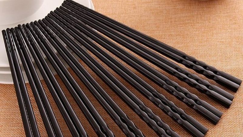 Đũa nhựa có hai loại: đũa làm từ nhựa Melamine và nhựa Polymer.