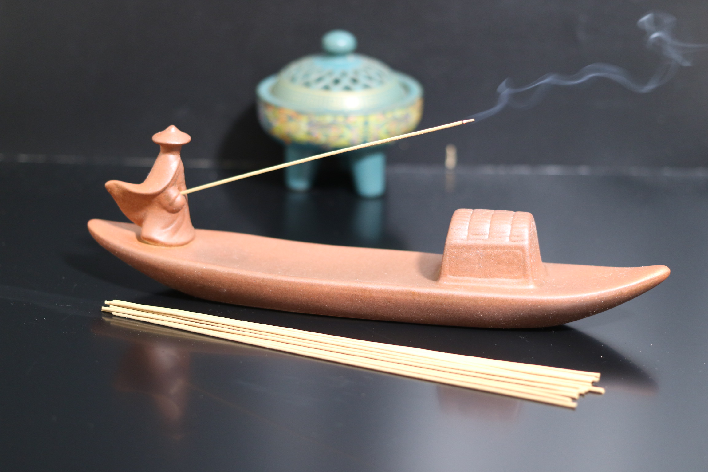 Que trầm không tăm thích hợp cho không gian nhỏ hơn, như khi làm việc, đọc sách, thưởng trà hoặc sử dụng hàng ngày