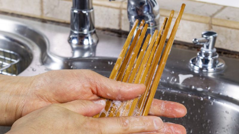 Không chà, cọ xát mạnh vào thân đũa gỗ