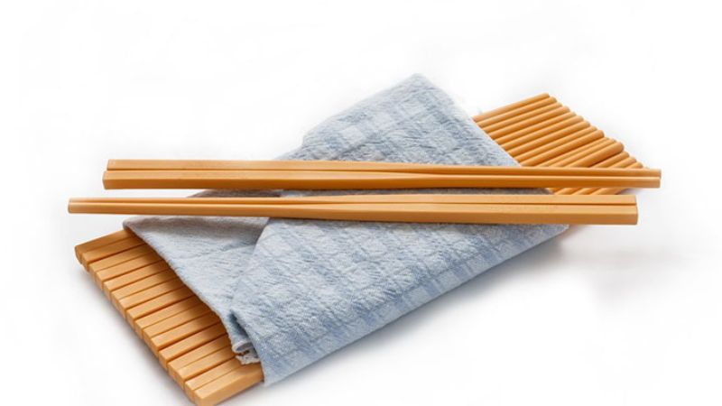 Lau sạch đũa gỗ trước khi dùng