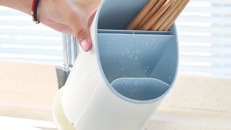 Vệ sinh giá đựng đũa thường xuyên