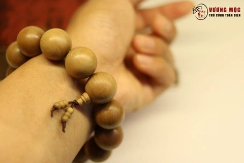 Vòng đàn hương 13 hạt 18mm