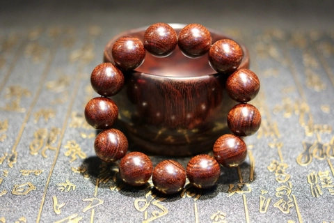 Vòng gỗ tử đàn hợp mệnh thổ