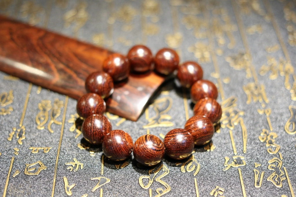 Vòng tay gỗ tử đàn
