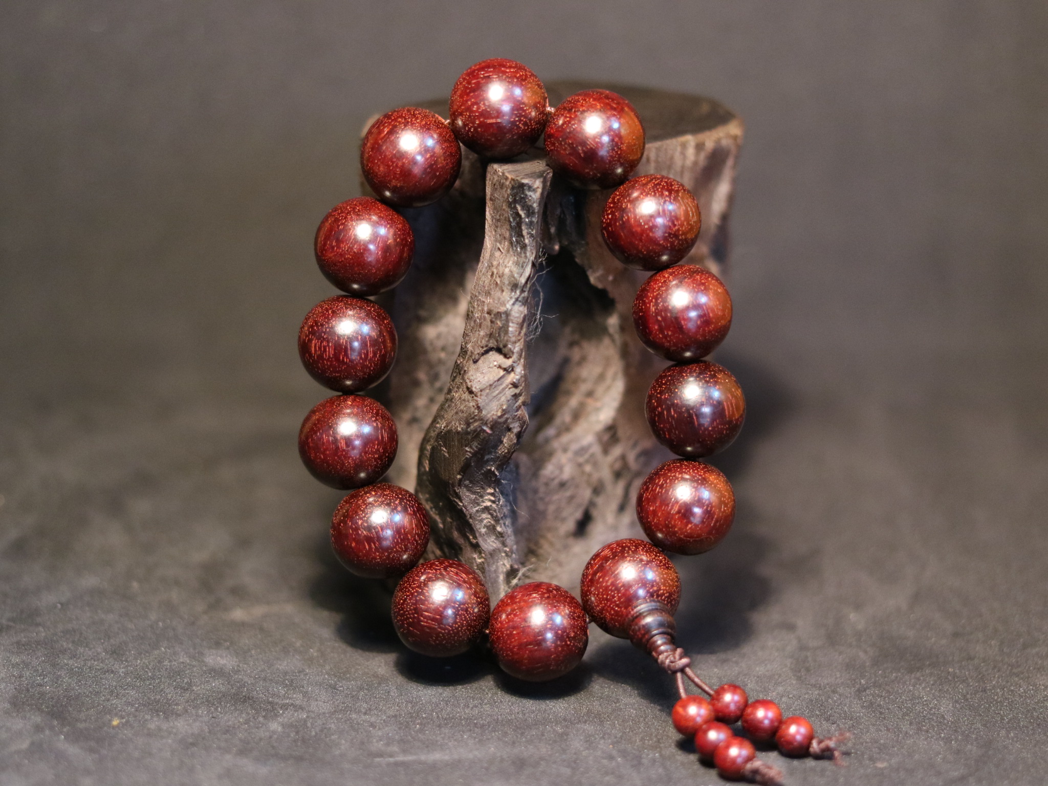 vòng tay gỗ tử đàn lá nhỏ ấn độ 16mm*14 hạt Đồ Gỗ Vương Mộc - Vòng tay gỗ phong thủy , Đũa gỗ cao cấp