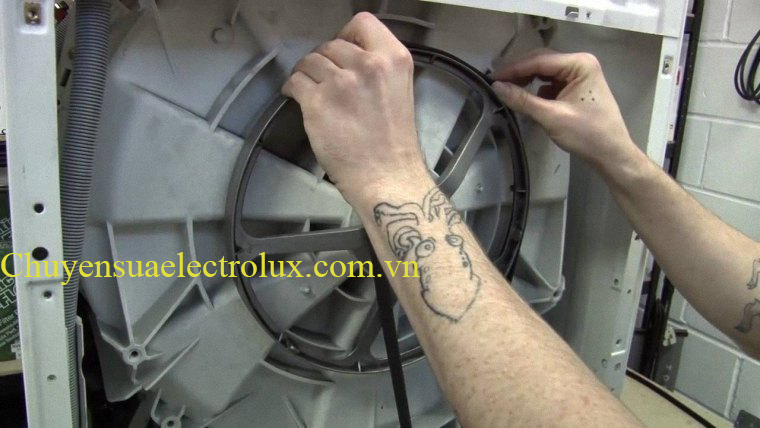 KHI NÀO CẦN THAY DÂY CUROA CHO MÁY GIẶT ELECTROLUX