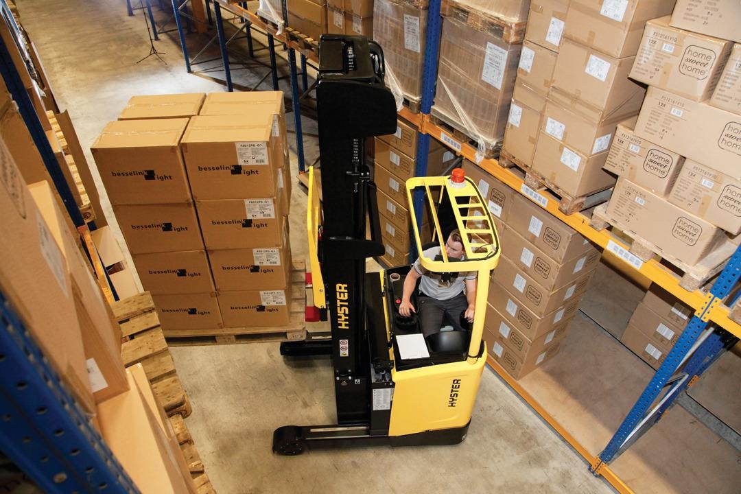 Hướng dẫn vận hành reach truck an toàn trong kho hẹp