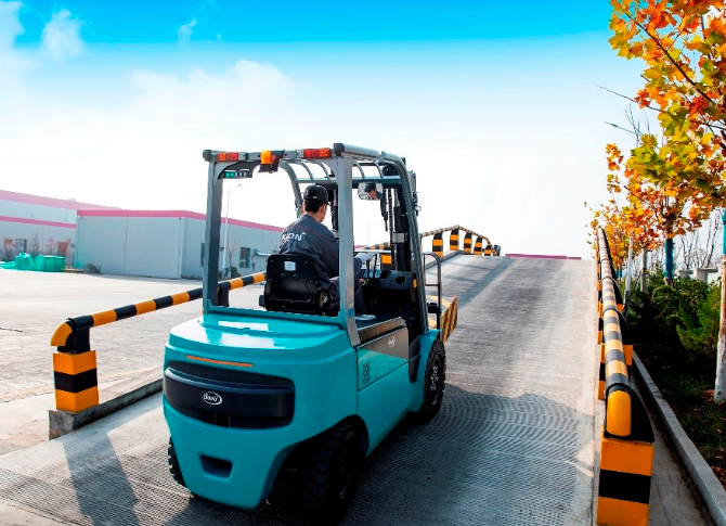 Chuyển đổi xe nâng dầu sang xe điện: Tối ưu chi phí với pin Lithium Interlift