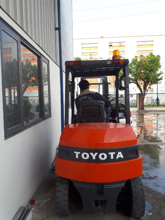 Bàn giao xe nâng Toyota 7FB30 2014