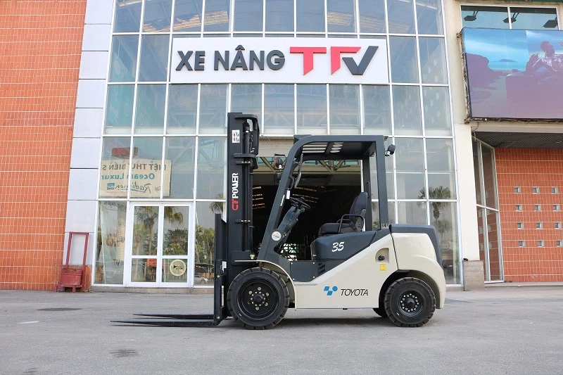 Xe nâng dầu ngồi lái Toyota