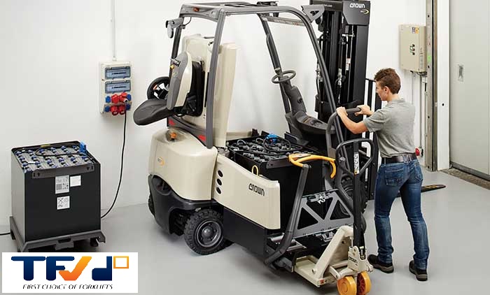 Nạp xả ắc quy xe nâng điện