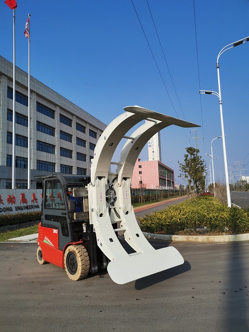 Xe nâng hàng sử dụng Kẹp giấy (Paper Roll Clamp)