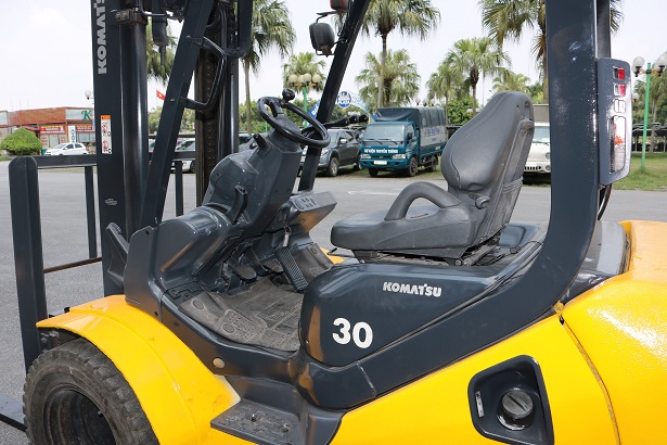 Khoang vân hành xe nâng 3 tấn Komatsu FD30T-17