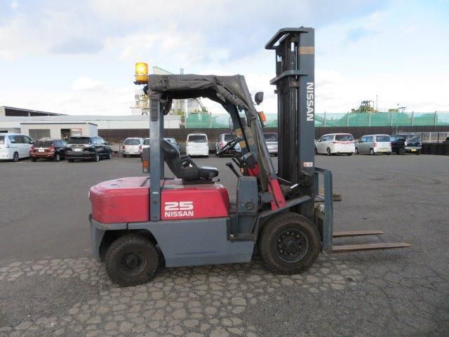 Giá xe nâng hàng 2,5 tấn cũ hiện nay được nhiều người tìm hiểu.