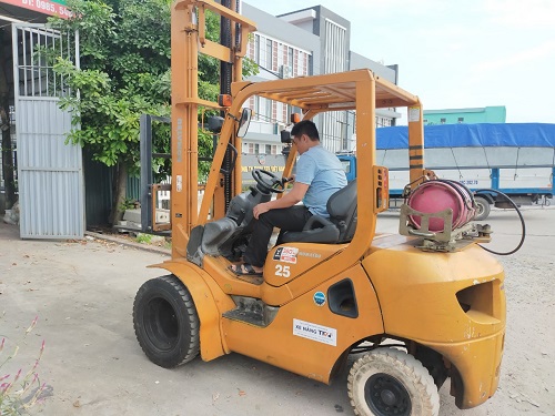 Ảnh giao xe nâng cho công ty Trường Phú