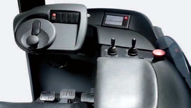 Khoang điều khiển và cần Linde Load Control của dòng reach truck R14S R16S R20S