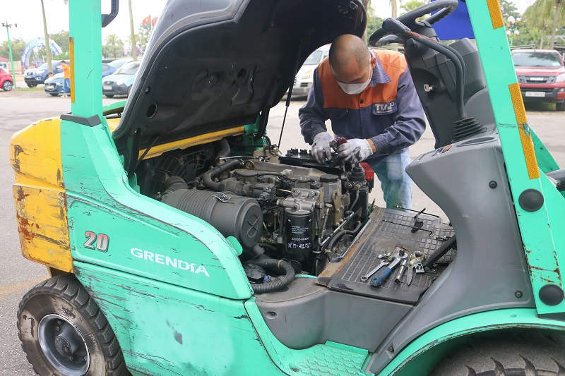 Bảo dưỡng động cơ xe nâng dầu hiệu Mitsubishi