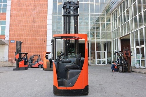 Xe nâng điện Reach truck ngồi lái BT