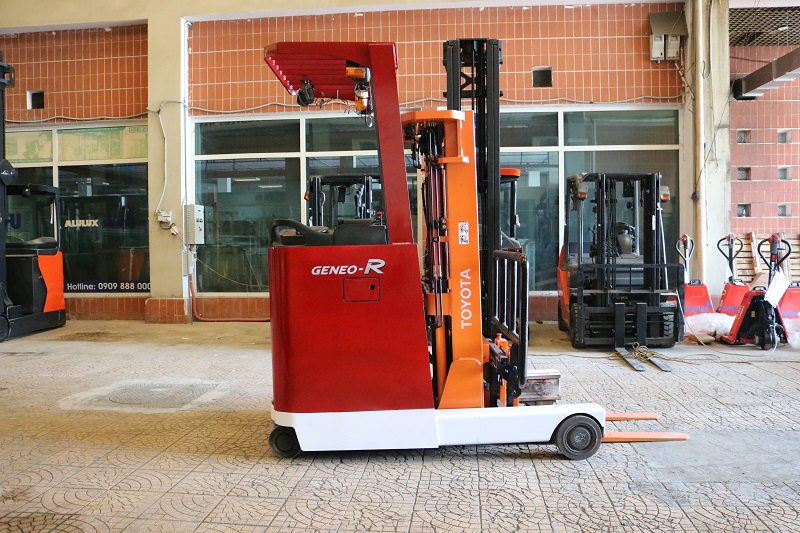 Xe nâng điện Reach truck đứng lái hiệu Toyota