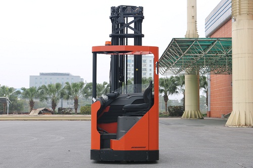 xe nâng reach ngồi lái BT
