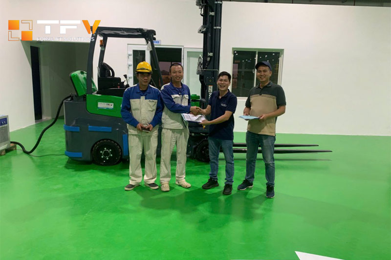 Khách hàng thuê xe nâng tại TFV