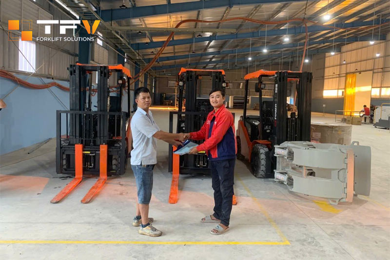 Khách hàng thuê xe nâng tại TFV
