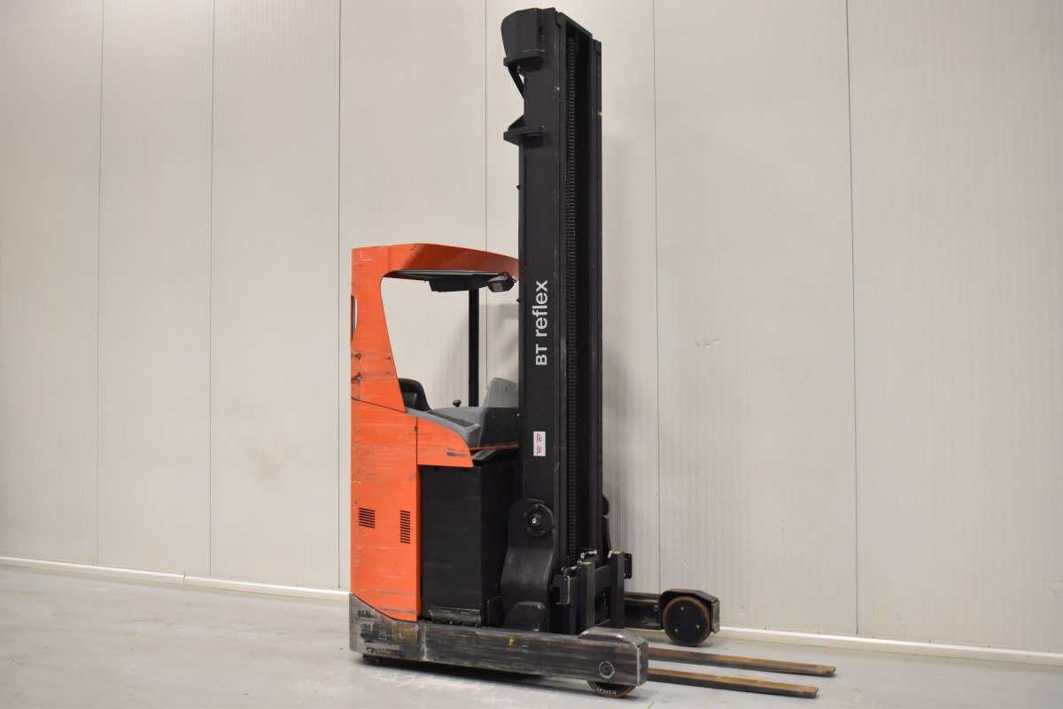 Xe nâng điện cũ Reach truck ngồi lái 1.6 tấn RRE160. Khung Triplex 8400mm.​​​ Sản xuất 2014.