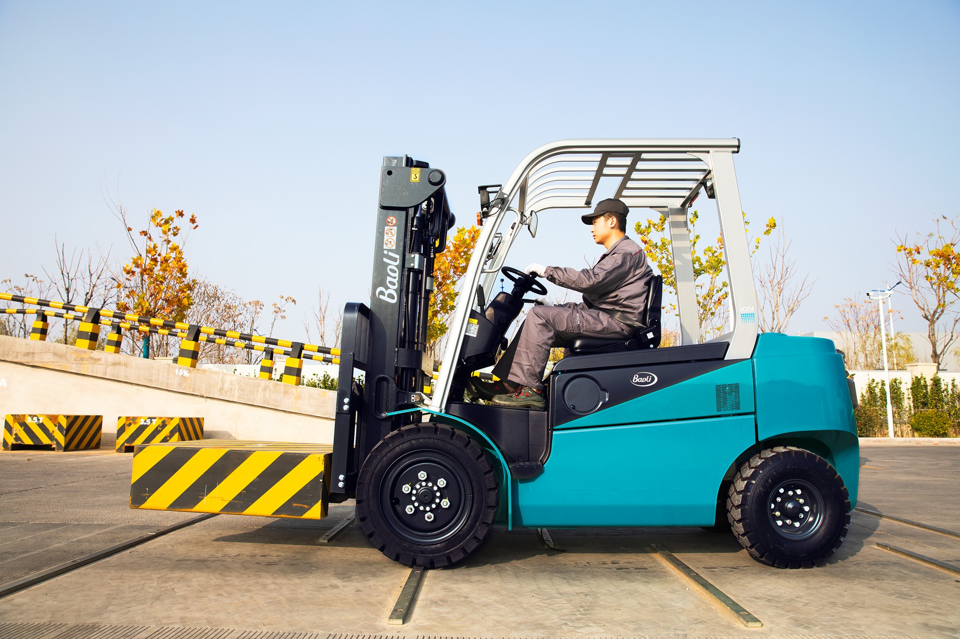 Ứng dụng thực tế của xe nâng điện Baoli KBE30-35-Li-01