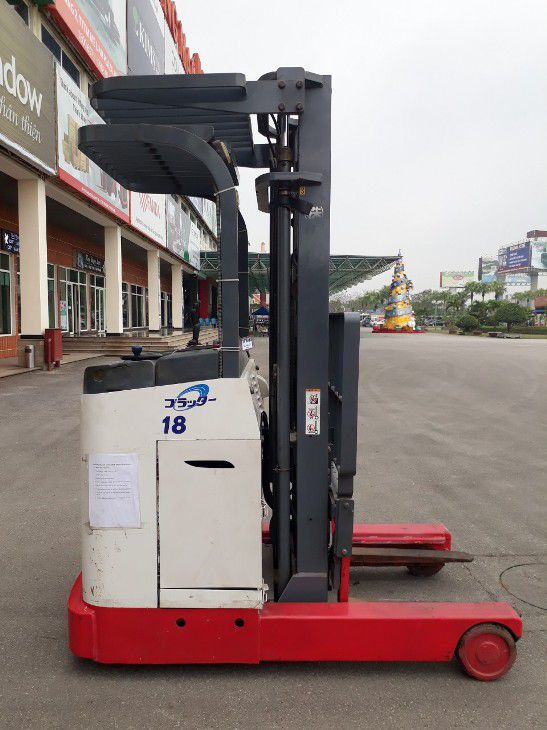 Xe nâng điện đứng lái rất dễ điều khiển.
