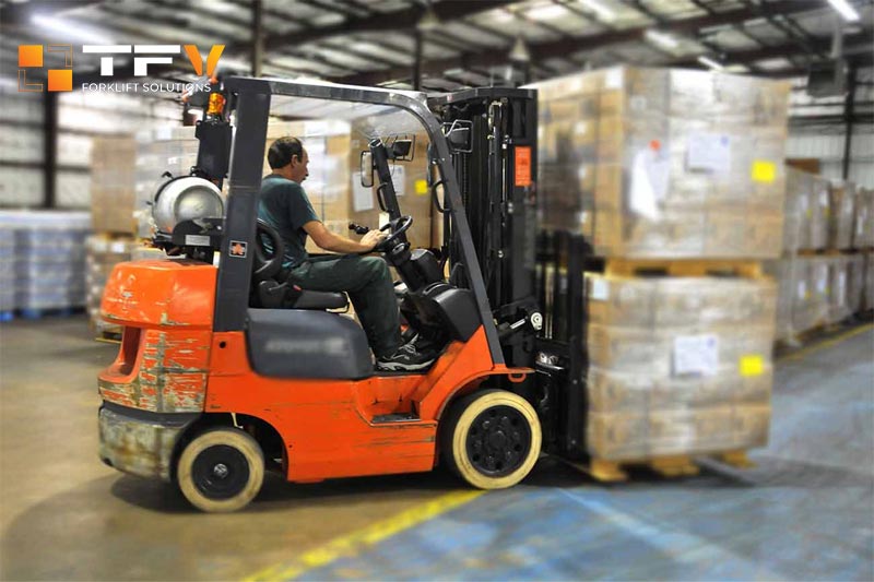 Thuê xe nâng ngành logistics