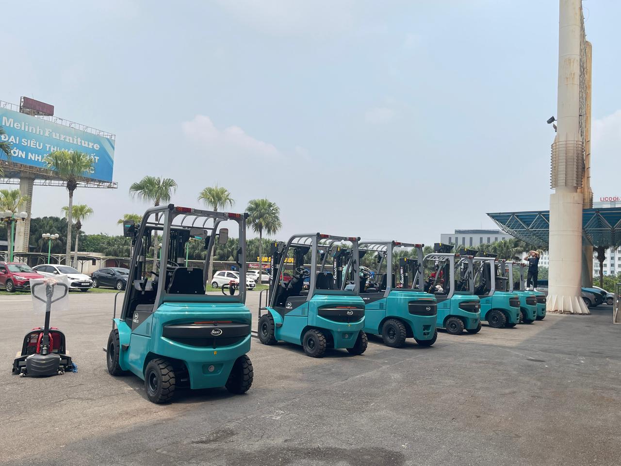 Kỹ thuật viên TFV Industries bảo trì xe nâng điện Baoli tại kho khách hàng