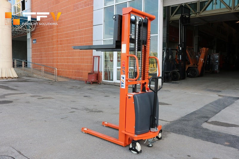 Xe nâng bán tự động 