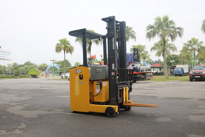 Xe nâng điện Reach truck thương hiệu Komatsu