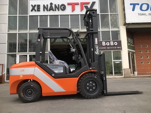 Khoang vận hành xe nâng dầu 2,5 tấn Baoli KBD25