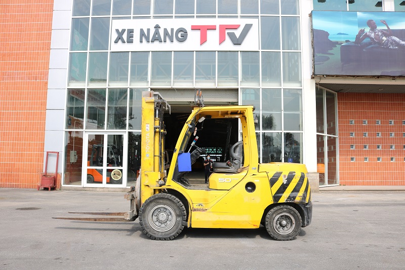 Xe nâng dầu cũ 5 tấn 8FD50 hoạt động mạnh mẽ