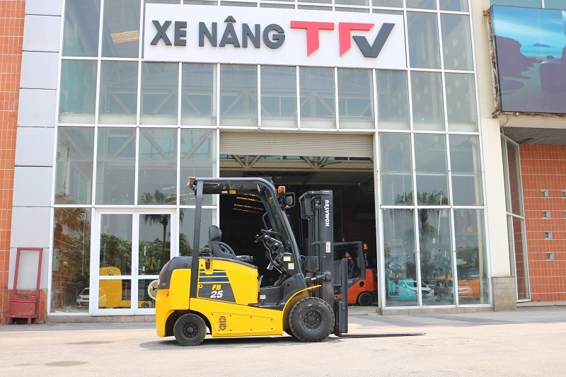 Xe nâng điện hiệu Komatsu 2.5 tấn