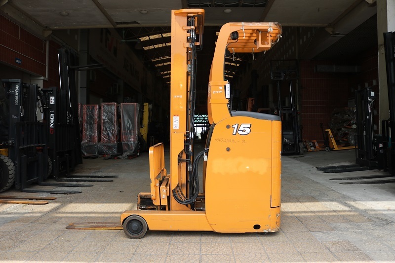 Xe nâng điện Reach truck hiệu Komatsu chiều cao khung nâng 5.5 mét