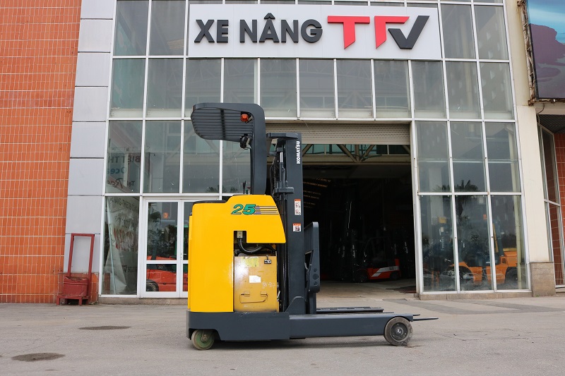 Xe nâng điện cũ Reach truck komatsu FB25RN- 4 khung 3.0m