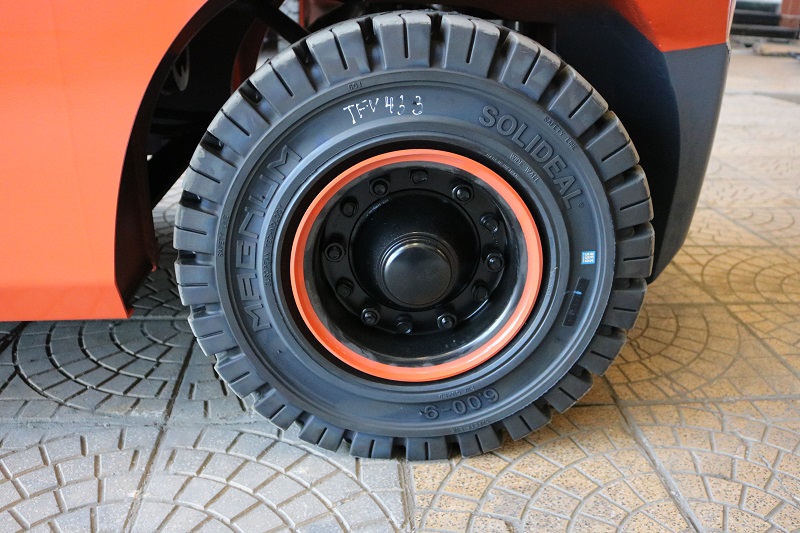 Xe nâng 2.5 tấn Toyota FDZN25 được trang bị lốp đặc