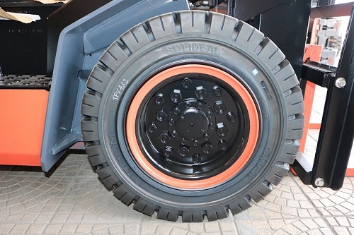 Lazang bánh xe được gắn vào lốp xe nâng dầu Toyota