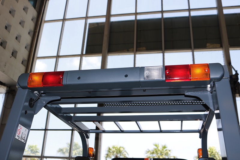 Cụm đèn sau xe nâng 2.5 tấn Toyota FDZN25. Khung V3000. Sản xuất 2022