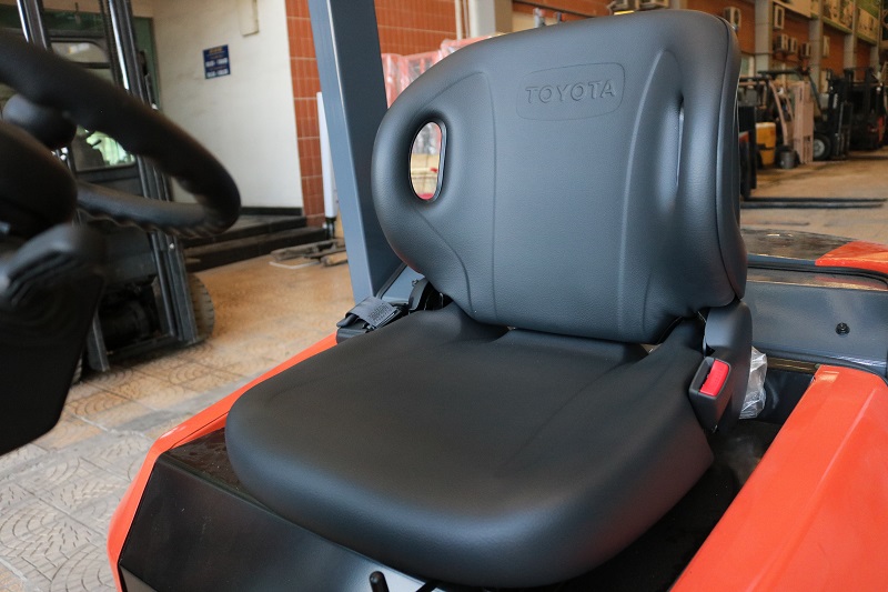 Ghế xe nâng 2.5 tấn Toyota FDZN25. Khung V3000. Sản xuất 2022