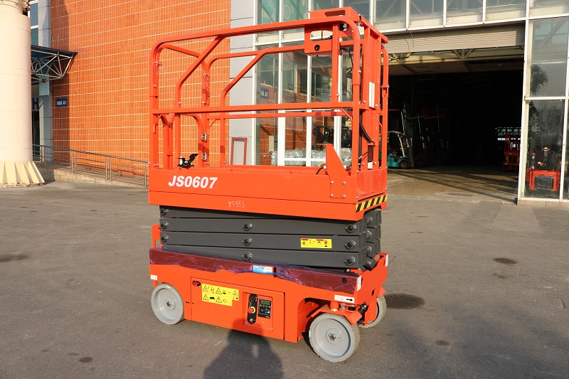 Xe nâng người cắt kéo hiệu Heli Interlift tự hành 0.23 tấn, Model JS0607