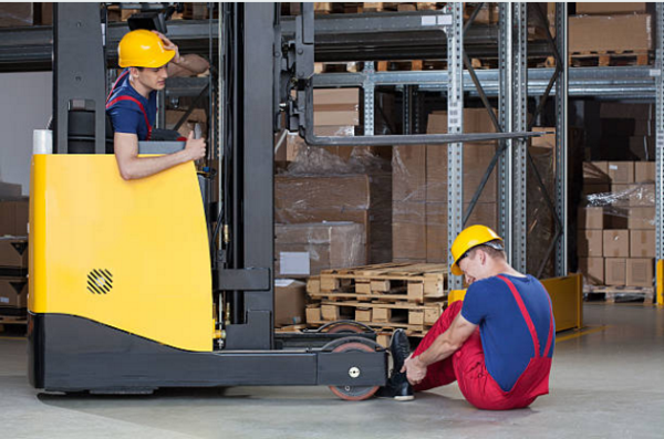 Xe nâng dễ gây nguy hiểm cho người dùng nếu chưa qua đào tạo vận hành