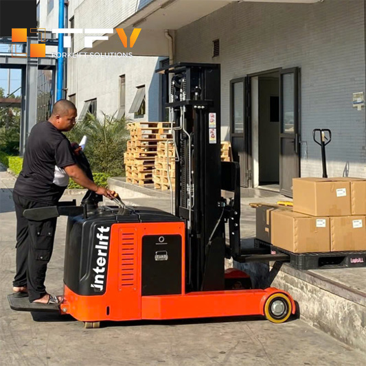 Xe nâng Reach Stacker hiệu Interlift 