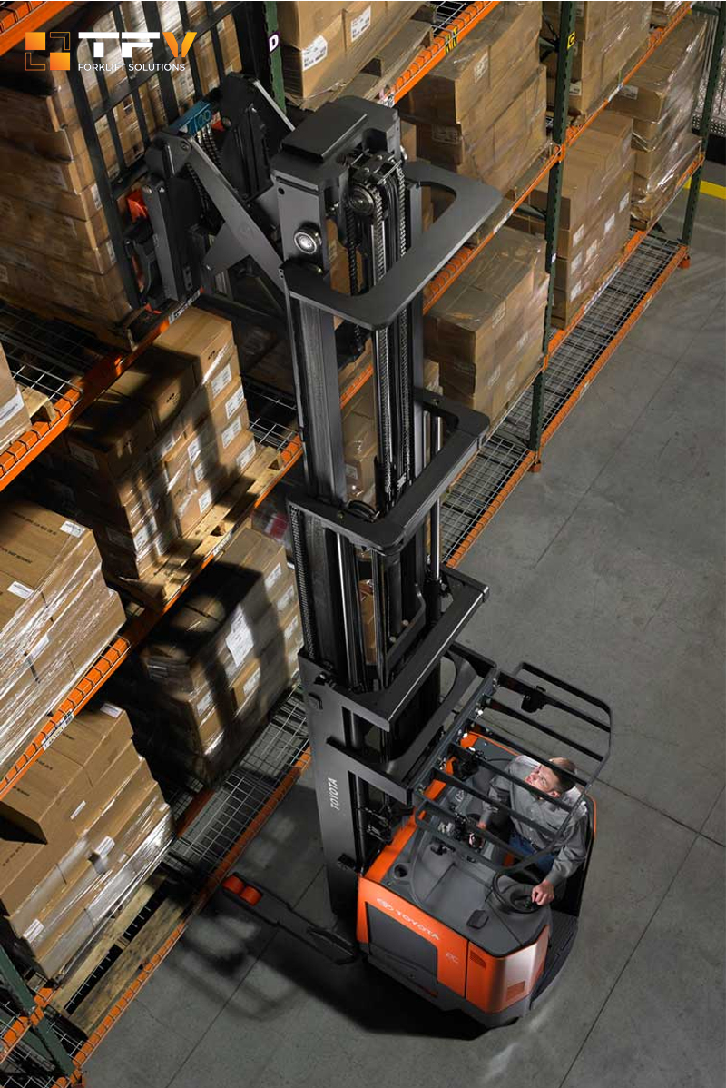 Reach Truck được thiết kế đặc biệt để vận hành hiệu quả trong những kho hàng có lối đi hẹp và hệ thống kệ hàng cao tầng