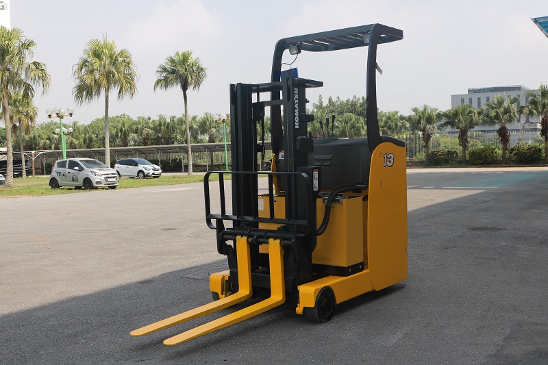 Xe nâng Reach truck cũ 1.3 tấn Komatsu FB13RS-14 khung nâng 2.5m