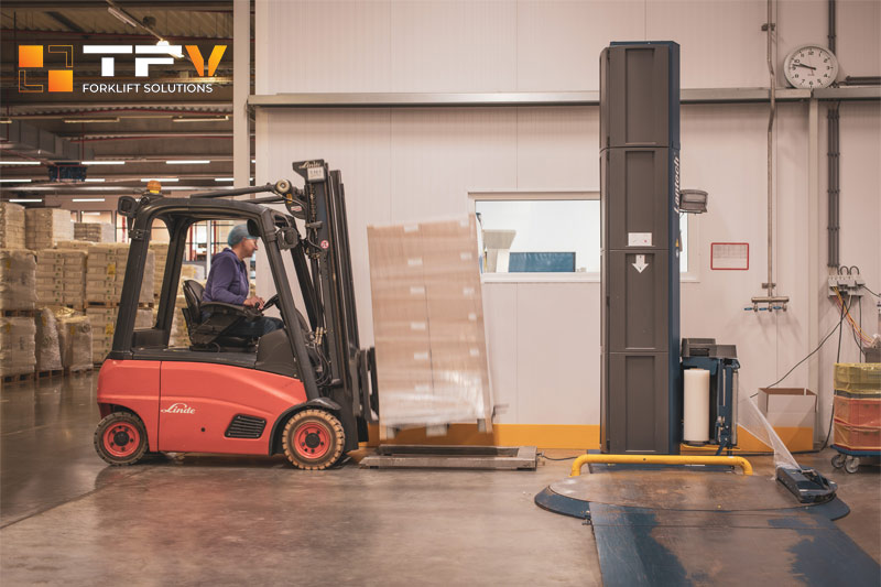 Xe nâng vận chuyển bao bì đóng gói 